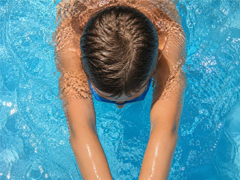 Kinder beim Schwimmkurs im Naturfreibad Landesbergen